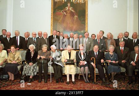 Vienne le 26 avril 1995 : en raison du 50e anniversaire de la République autrichienne, 15 anciens Autrichiens, bannis de chez eux en 1938, ont été invités au parlement. Dans la photo : le chancelier fédéral Franz Vranitzky (c.) avec ses invités. - 19950426 PD0019 - Rechteinfo : droits gérés (RM) Banque D'Images