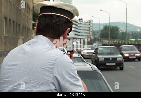 Un policier lors d'un contrôle de vitesse des voitures à Vienne-Alsergrund le 23 juin 1995. - 19950523 PD0005 - Rechteinfo : droits gérés (RM) Banque D'Images