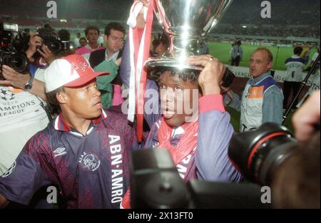Finale de la Ligue des Champions de football : Ajax Amsterdam vs AC Milan au stade Ernst-Happel de Vienne le 25 mai 1995. Photo : les joueurs Ajax célèbrent leur victoire. - 19950525 PD0006 - Rechteinfo : droits gérés (RM) Banque D'Images