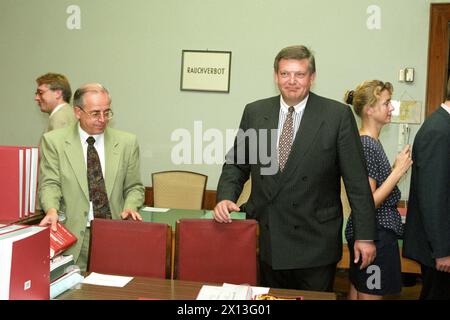 Vienne le 10 juillet 1995 : début du procès en raison de la première audience compensatoire au Palais de Justice de Vienne. Sur la photo : Hansjoerg Tenng (à droite), directeur général de Konsum et son avocat Horst Reitbock (à gauche) - 19950710 PD0008 - Rechteinfo : droits gérés (RM) Banque D'Images