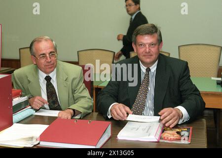 Vienne le 10 juillet 1995 : début du procès en raison de la première audience compensatoire au Palais de Justice de Vienne. Sur la photo : Hansjoerg Tenng (à droite), directeur général de Konsum et son avocat Horst Reitbock (à gauche) - 19950710 PD0010 - Rechteinfo : droits gérés (RM) Banque D'Images