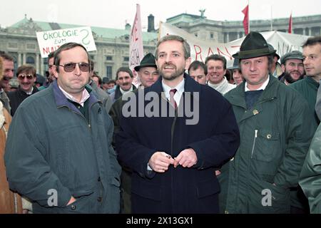 Le 13 novembre 1995, environ 13,000 agriculteurs autrichiens manifestent sur la Ballhausplatz de Vienne devant la Chancellerie fédérale autrichienne. Photo : In der Bildmitte : ministre de l'Agriculture Wilhelm Molterer du Parti populaire autrichien (OEVP). - 19951113 PD0010 - Rechteinfo : droits gérés (RM) Banque D'Images