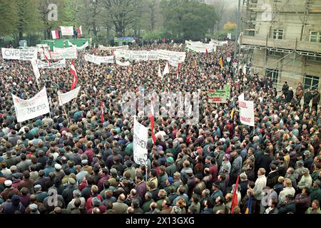 Le 13 novembre 1995, environ 13,000 agriculteurs autrichiens manifestent sur la Ballhausplatz de Vienne devant la Chancellerie fédérale autrichienne. - 19951113 PD0009 - Rechteinfo : droits gérés (RM) Banque D'Images