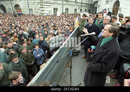 Le 13 novembre 1995, environ 13,000 agriculteurs autrichiens manifestent sur la Ballhausplatz de Vienne devant la Chancellerie fédérale autrichienne. Photo : le vice-chancelier Wolfgang Schüssel du Parti populaire autrichien (OEVP) parle au micro. - 19951113 PD0008 - Rechteinfo : droits gérés (RM) Banque D'Images