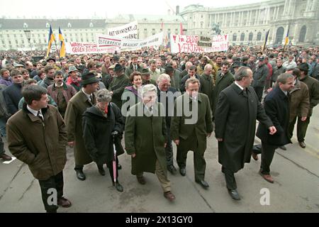 Le 13 novembre 1995, environ 13,000 agriculteurs autrichiens manifestent sur la Ballhausplatz de Vienne devant la Chancellerie fédérale autrichienne. - 19951113 PD0007 - Rechteinfo : droits gérés (RM) Banque D'Images