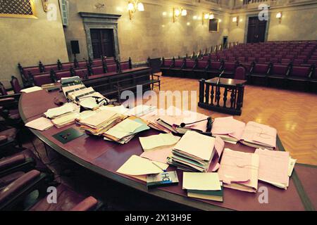 Procès à la lettre à Vienne le 21 décembre 1995. Un groupe de Néonazis a blessé des personnalités éminentes avec des lettres bombes à motivation politique et raciale. Photo : des tonnes de dossiers dans la salle d'audience. - 19951221 PD0022 - Rechteinfo : droits gérés (RM) Banque D'Images