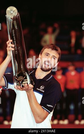 Le joueur de tennis Goran Ivanisevic avec trophée au Trophée CA Tennis à Vienne le 12 octobre 1997. - 19971012 PD0003 - Rechteinfo : droits gérés (RM) Banque D'Images