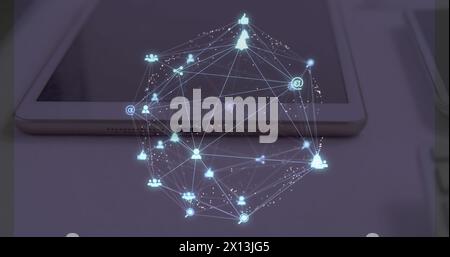 Image d'un réseau de connexions avec des icônes flottant au-dessus d'un bureau avec un ordinateur portable, une tablette et un smartphone Banque D'Images