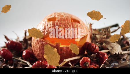 Image de feuilles d'automne orange tombant sur la citrouille Banque D'Images