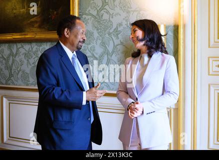 Paris, France. 15 avril 2024. Annalena Baerbock (Alliance 90/les Verts), ministre des Affaires étrangères, et Abdalla Hamdok, ancien premier ministre du Soudan, se rencontrent pour des entretiens en marge de la réunion ministérielle. Un an après le début du conflit au Soudan, la France organise une conférence d’aide avec l’Allemagne et l’UE pour soutenir les initiatives de paix en faveur du pays en proie au nord-est de l’Afrique. Crédit : Bernd von Jutrczenka/dpa/Alamy Live News Banque D'Images