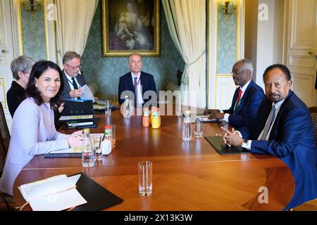 Paris, France. 15 avril 2024. Annalena Baerbock (Alliance 90/les Verts), ministre des Affaires étrangères, et Abdalla Hamdok, ancien premier ministre du Soudan, se rencontrent pour des entretiens en marge de la réunion ministérielle. Un an après le début du conflit au Soudan, la France organise une conférence d’aide avec l’Allemagne et l’UE pour soutenir les initiatives de paix en faveur du pays en proie au nord-est de l’Afrique. Crédit : Bernd von Jutrczenka/dpa/Alamy Live News Banque D'Images