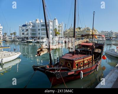 Bateau touristique chinois de style jonque amarré à Puerto Marina, Benalmádena, Málaga, Espagne. Banque D'Images