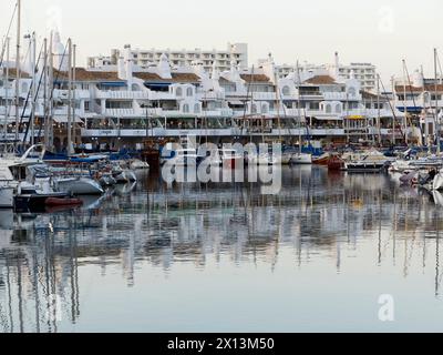 Bateaux et yachts amarrés à Puerto Marina, Benalmadena, Málaga, Espagne. Banque D'Images