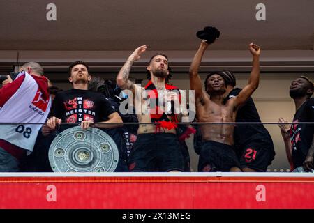 Leverkusen, Rhénanie du Nord-Westphalie, Allemagne. 14 avril 2024. Joueurs de Bayer Leverkusen, dont ROBERT ANDRICH (8, au centre), JONAS HOFMANN (7, à gauche), NATHAN TELLA (19, centre-droit), AMINE ADLI (21, centre-droit, arrière) et VICTOR BONIFACE (22, extrême droite) célèbrent leur victoire en Bundesliga après le match Bundesliga 29 entre Bayer Leverkusen et Werder Brême dans la BayArena de Leverkusen, Rhénanie-du-Nord-Westphalie, Allemagne, le 14 avril 2024. Crédit : ZUMA Press, Inc/Alamy Live News Banque D'Images