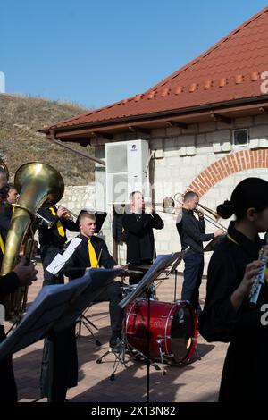 Bender, Tiraspol - octobre 2023 : L'orchestre symphonique de Tiraspol joue dans la forteresse de Bender à la fête du vin Banque D'Images