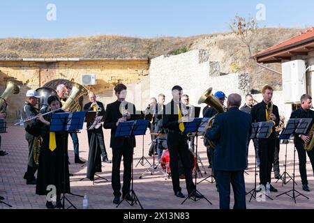 Bender, Tiraspol - octobre 2023 : L'orchestre symphonique de Tiraspol joue dans la forteresse de Bender à la fête du vin Banque D'Images