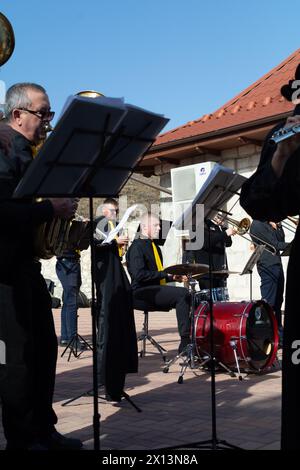 Bender, Tiraspol - octobre 2023 : L'orchestre symphonique de Tiraspol joue dans la forteresse de Bender à la fête du vin Banque D'Images