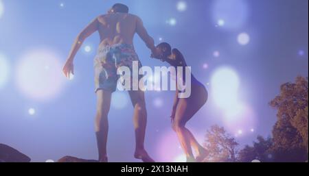Image de taches brillantes sur un couple divers tenant la main. Style de vie et concept de temps libre image générée numériquement. Banque D'Images