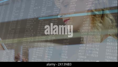 Image des lignes et du traitement des données sur la femme caucasienne heureuse utilisant la tablette Banque D'Images