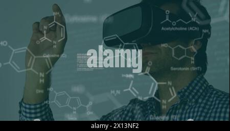 Image de structures chimiques et de traitement de données sur un homme caucasien portant un casque vr. Recherche médicale et concept de technologie commerciale Banque D'Images