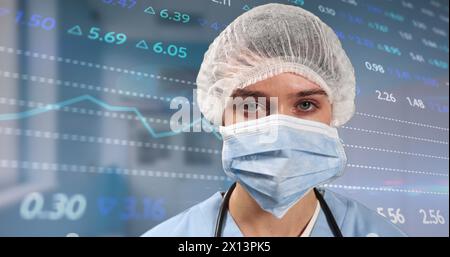 Image de données financières et graphiques sur une chirurgienne caucasienne en masque facial Banque D'Images