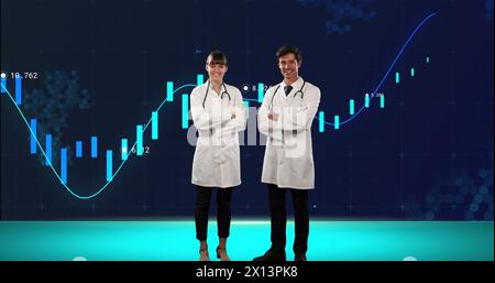 Image des données financières et des graphiques sur les femmes et les hommes caucasiens médecins Banque D'Images