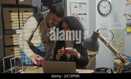 Deux détectives, un homme et une femme, analysent les indices autour d'un café dans un bureau. Banque D'Images