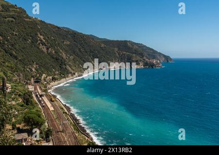 Vue en angle élevé à la gare de Corniglia et la ville de Manarola à une distance Banque D'Images