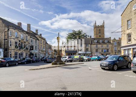 La croix du marché à Stow on the Wold, érigée comme un rappel symbolique aux commerçants de l'époque médiévale de traiter honnêtement et équitablement. Place du marché. Banque D'Images