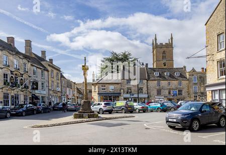 La croix du marché à Stow on the Wold, érigée comme un rappel symbolique aux commerçants de l'époque médiévale de traiter honnêtement et équitablement. Place du marché. Banque D'Images