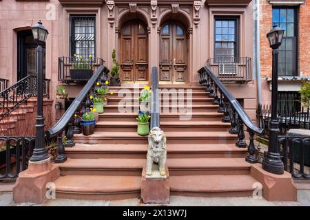 Grès brun avec escabeau dans le quartier historique de Chelsea. Row of Townhouses Manhattan, New York Banque D'Images