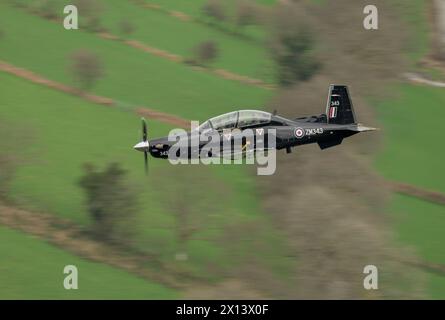 RAF Beechcraft T-6C Texan II ZM329 de la RAF Valley lors d'une sortie d'entraînement au vol à basse altitude dans LFA7 (boucle de Mach) Banque D'Images