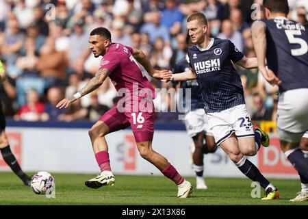 LONDRES, ANGLETERRE - 13 AVRIL : Karlan Grant de Cardiff City sous la pression de George Saville de Millwall lors du match du Sky Bet Championship entre Millwall et Cardiff City au Den le 13 avril 2024 à Londres, Angleterre.(photo de Dylan Hepworth/MB Media) Banque D'Images