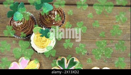 Image de trèfle de St patrick et cupcakes sur fond de bois Banque D'Images