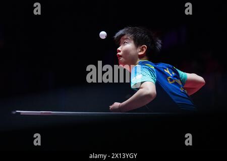 Macao, Chine. 15 avril 2024. Sun Yingsha de Chine sert lors du match de simple féminin contre Zhu Chengzhu de Hong Kong lors du WTT Champions Macao 2024 au Galaxy Macao à Macao, en Chine, le 15 avril 2024. Crédit : Cheong Kam Ka/Xinhua/Alamy Live News Banque D'Images