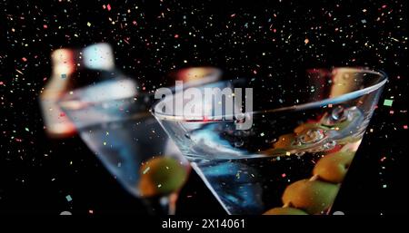 Image de confetti tombant au-dessus des cocktails Banque D'Images