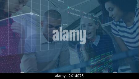 Image du traitement des données financières et du marché boursier sur divers hommes d'affaires Banque D'Images