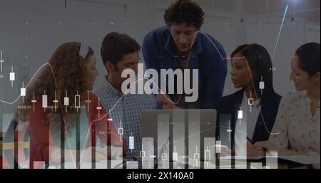 Image de graphiques et de données financiers sur divers hommes d'affaires parlant au bureau Banque D'Images