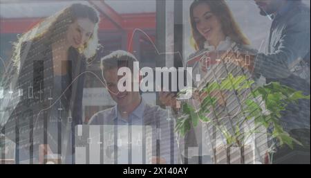 Image de graphiques financiers, de données et de paysage urbain sur divers hommes d'affaires parlant au bureau Banque D'Images