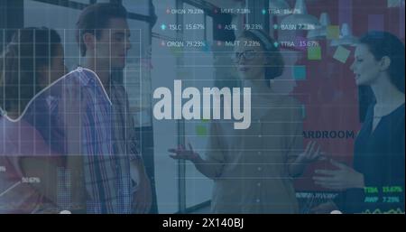 Image du traitement des données financières et du marché boursier sur divers hommes d'affaires Banque D'Images