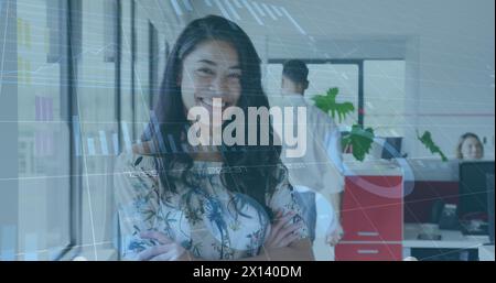 Image du traitement des données sur femme d'affaires caucasienne souriante Banque D'Images