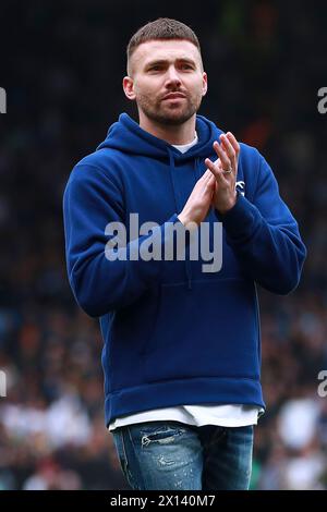 Leeds, Royaume-Uni. 13 avril 2024. L'ancien joueur de Leeds United Stuart Dallas lors d'un tour d'honneur après avoir récemment annoncé sa retraite du football lors du match du Leeds United FC vs Blackburn Rovers FC SKY Bet EFL Championship à Elland Road, Leeds, Angleterre, Royaume-Uni le 13 avril 2024 Credit : Every second Media/Alamy Live News Banque D'Images