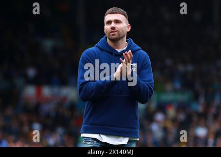 Leeds, Royaume-Uni. 13 avril 2024. L'ancien joueur de Leeds United Stuart Dallas lors d'un tour d'honneur après avoir récemment annoncé sa retraite du football lors du match du Leeds United FC vs Blackburn Rovers FC SKY Bet EFL Championship à Elland Road, Leeds, Angleterre, Royaume-Uni le 13 avril 2024 Credit : Every second Media/Alamy Live News Banque D'Images