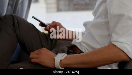 Image d'icônes de médias sociaux tombant sur des hommes biraciaux Banque D'Images