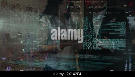 Image de graphiques et de données sur divers collègues au bureau. Business, finance et économie concept image générée numériquement. Banque D'Images