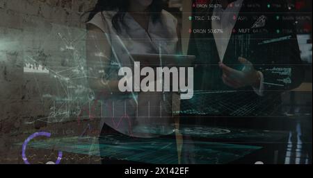 Image de graphiques et de données sur divers collègues au bureau Banque D'Images