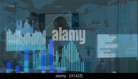 Image du traitement des données avec graphiques et carte du monde sur divers hommes d'affaires au bureau Banque D'Images