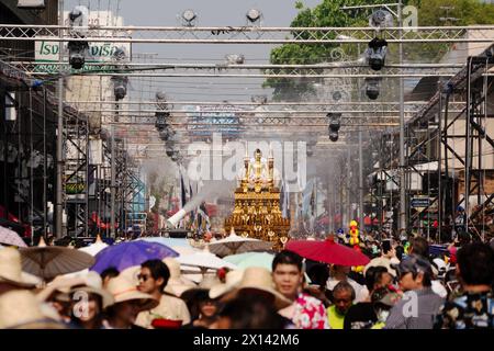 Le Festival de Songkran est célébré dans une tradition de baignade le Bouddha Phra Singh marchait sur une base annuelle à Chiang mai, Thaïlande. Banque D'Images