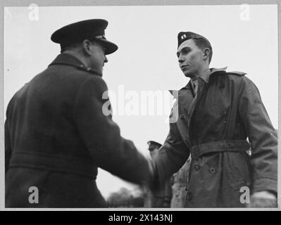 INVESTITURE DANS UNE STATION DE CHASSE AMÉRICAINE EN GRANDE-BRETAGNE - 12609 photo (publiée en 1944) montre - Capitaine E.A. Andress serrant la main du maréchal en chef de l'Air Sir Trafford Leigh-Malloryaprès avoir reçu le M.B.E Royal Air Force Banque D'Images