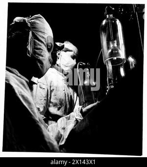 LE SERVICE DE TRANSFUSION SANGUINE DE L'ARMÉE - opérateur prêt à remplir des flacons avec du plasma stérile. Noms : Ptes. Jones et Hunter, ATS British Army Banque D'Images